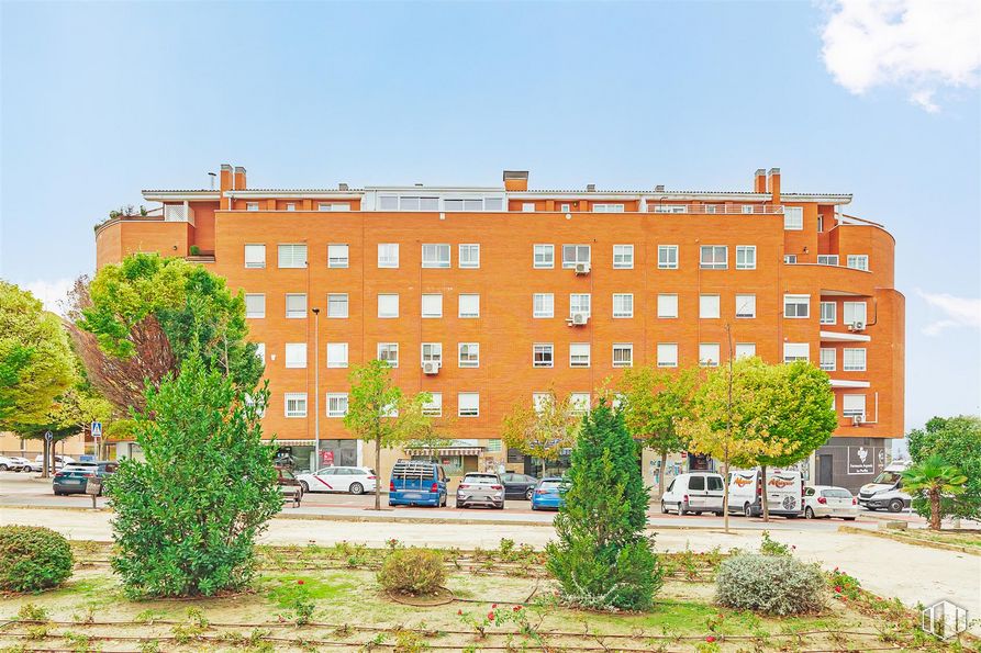 Local en venta en Calle Presidente José María Aznar, 2, Arganda del Rey, Madrid, 28500 con edificio, planta, cielo, ventana, árbol, nube, coche, lote de terreno, diseño urbano y condominio alrededor