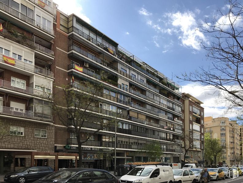 Local en venta en Calle Santa Engracia, 132, Chamberí, Madrid, 28003 con coche, camioneta, edificio, nube, rueda, neumático, cielo, vehículo terrestre, propiedad y ventana alrededor