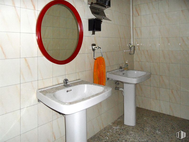 Oficina en alquiler en Calle Madrid, Getafe, Madrid, 28901 con fregadero, espejo, grifo, lavabo, accesorios de fontanería, propiedad, cuarto de baño, planta, fluido y morado alrededor