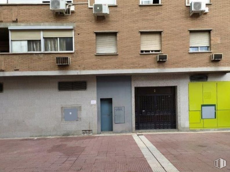 Retail for sale & for rent at Calle Puerto Bonaigua, 1, Torrejón de Ardoz, Madrid, 28850 with window, door, building, fixture, wood, road surface, neighbourhood, residential area, brick and facade around