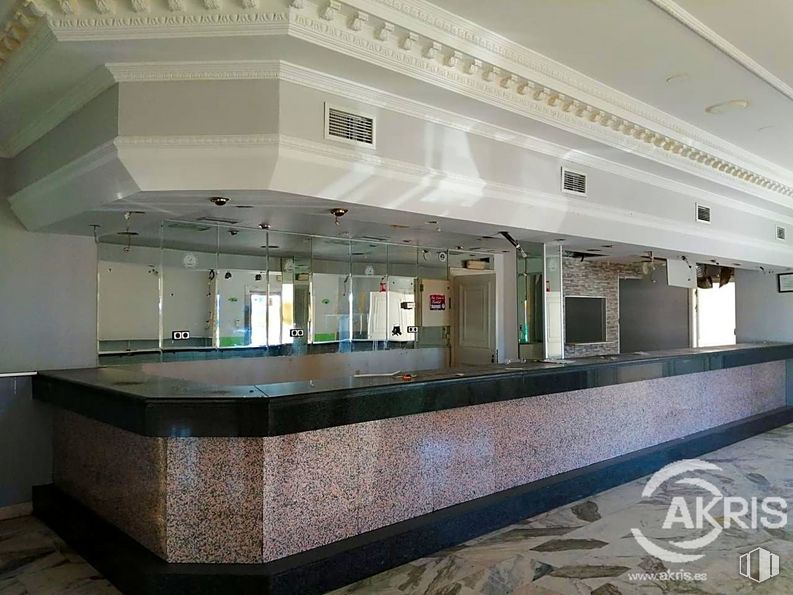 Retail for sale at Avenida de Europa, Griñón, Madrid, 28971 with interior design, flooring, floor, fixture, tile flooring, countertop, ceiling, glass, composite material and lobby around