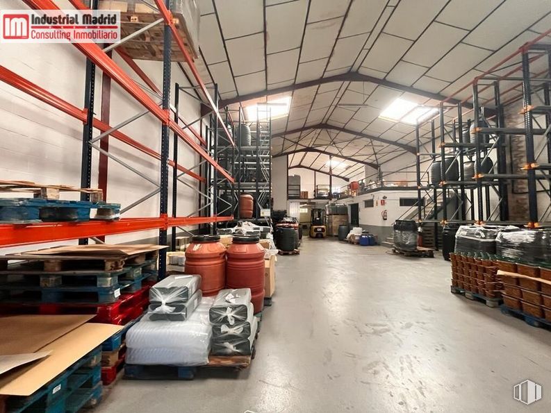 Industrial for sale at Polígono Industrial El Cañal, Arganda del Rey, Madrid, 28500 with packaged goods, luggage & bags, motor vehicle, automotive design, building, mode of transport, vehicle, tire, engineering and flooring around