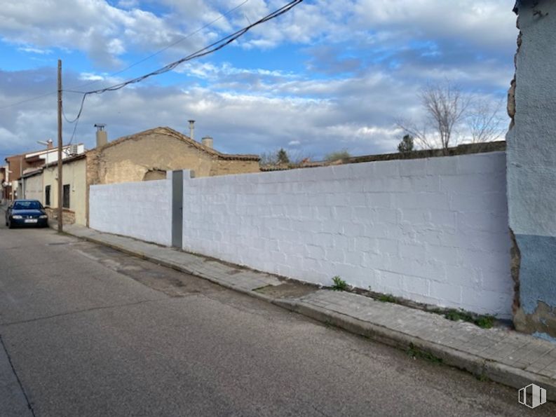 Land for sale at Zona casco urbano, Sonseca, Toledo, 45100 with house, cloud, sky, building, road surface, asphalt, tree, slope, wood and sidewalk around