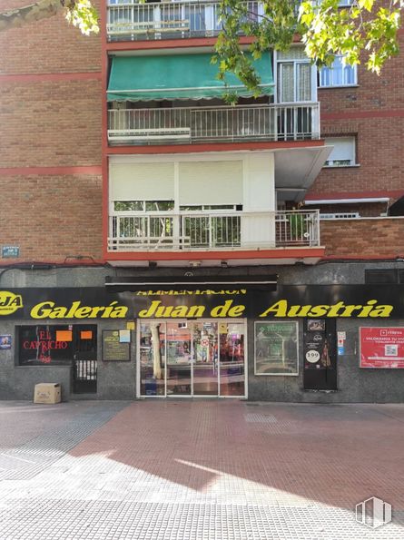 Local en alquiler y venta en Calle Miguel de Moncada, 5, Alcalá de Henares, Madrid, 28804 con edificio, ventana, puerta, casa, barrio, árbol, fachada, accesorio, planta y ciudad alrededor