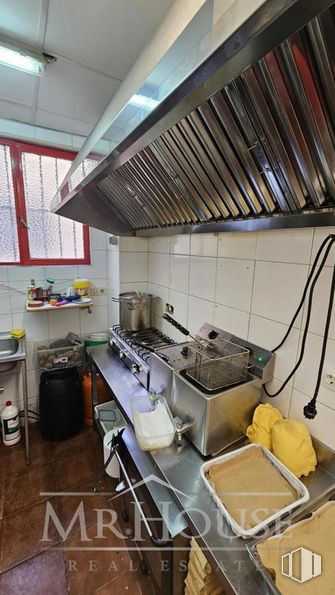 Retail for sale at Avenida Castilla, 6, Alcalá de Henares, Madrid, 28804 with deep fryer, kitchen appliance, kitchen, major appliance, countertop, kitchen hood, home appliance, kitchen stove, stove and gas stove around