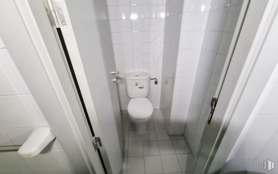 Retail for sale & for rent at Centro Comercial Zoco Pozuelo, Calle Barlovento, 30, Pozuelo de Alarcón, Madrid, 28223 with toilet, fixture, composite material, symmetry, ceiling, aluminium, glass, flooring, transparency and room around