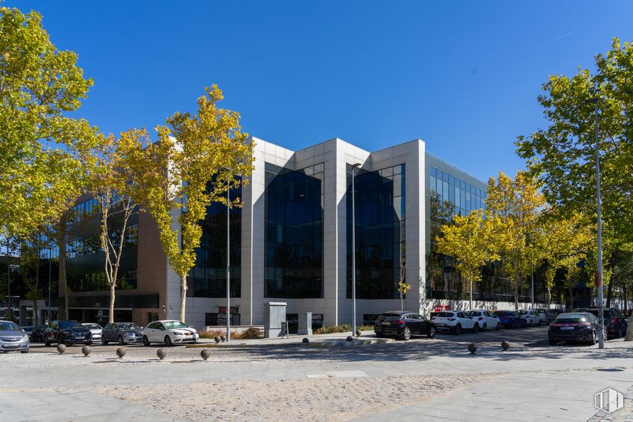 Oficina en alquiler en Parque Empresarial La Marina, Calle Teide, 4, San Sebastián de los Reyes, Madrid, 28700 con edificio, coche, cielo, propiedad, planta, rueda, árbol, diseño urbano, arquitectura y bloque de pisos alrededor