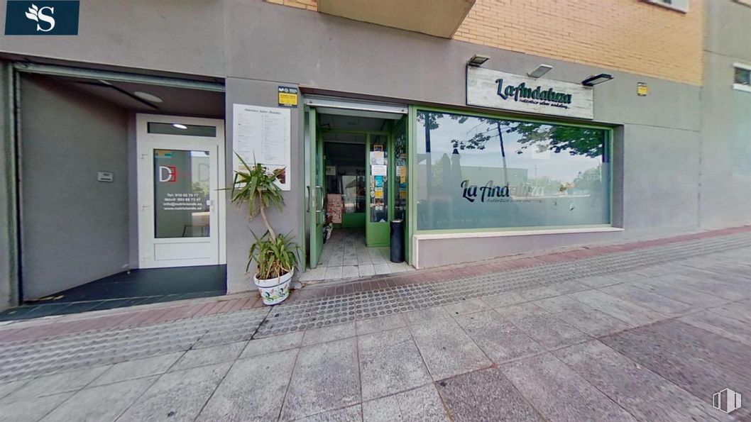 Local en alquiler en Avenida Magia, Alcobendas, Madrid, 28100 con puerta, planta, maceta, planta de interior, accesorio, superficie de la carretera, acera, edificio, suelos y ciudad alrededor