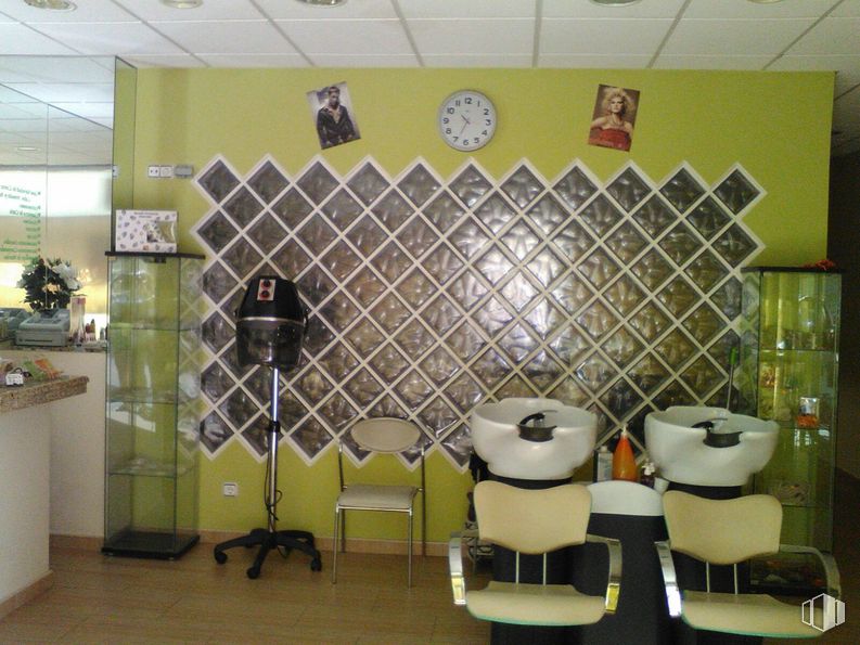 Retail for sale at Calle Ciudad de Bron, 2, Talavera de la Reina, Toledo, 45600 with chair, hat, lighting, property, building, interior design, flooring, floor, fixture and ceiling around