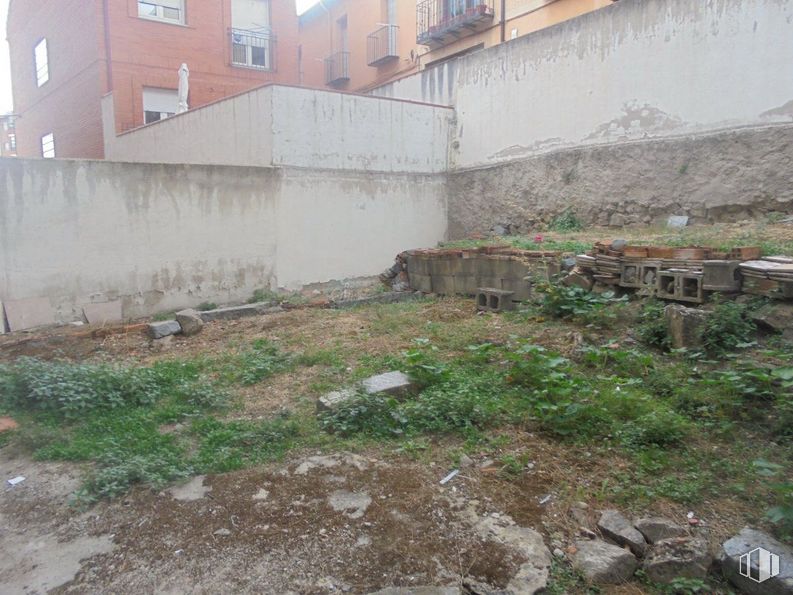 Local en venta en Calle Alfonso VI, Segovia, 40004 con edificio, planta, propiedad, ventana, lote de tierra, hierba, pared, cobertura del suelo, fenómeno geológico y albañilería alrededor