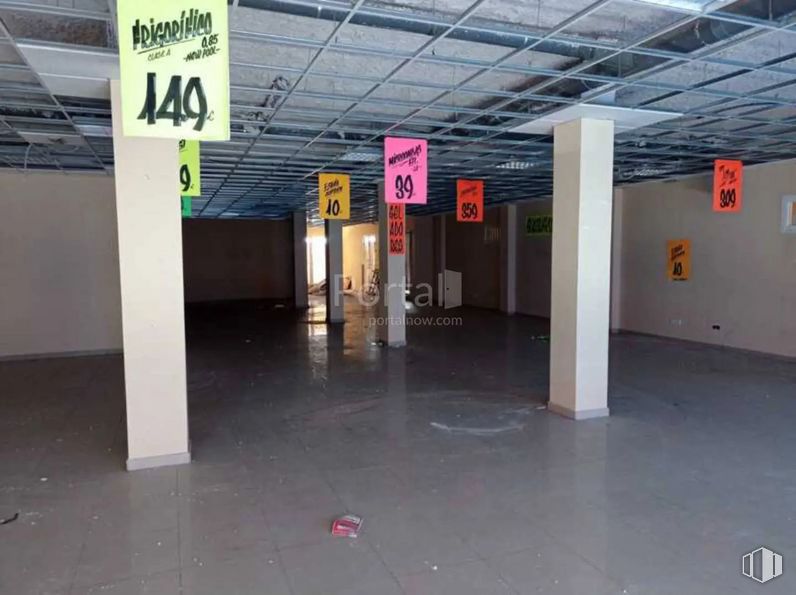 Retail for sale at Avenida Rey Juan Carlos I, Tarancón, Cuenca, 16400 with fixture, building, floor, gas, flooring, city, parking, concrete, event and composite material around