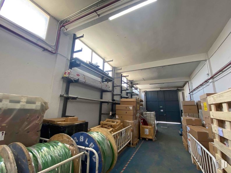 Nave en alquiler y venta en Zona Industrial Alcobendas, Alcobendas, Madrid, 28108 con ventana, madera, barril, estante, gas, estantería, máquina, edificio, techo y habitación alrededor