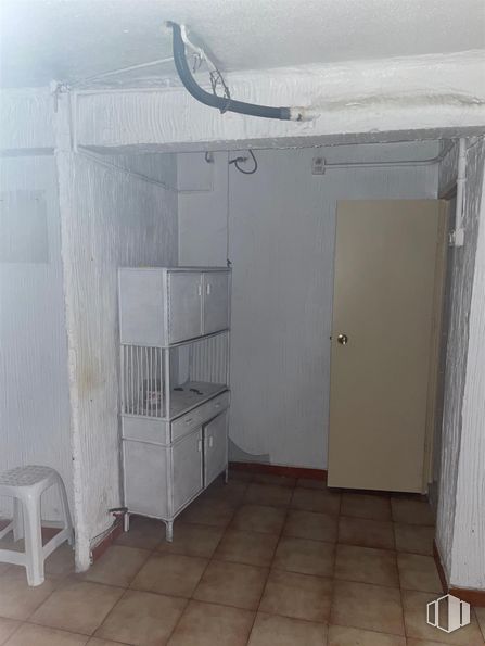 Local en alquiler en Barrio de la Concepción, Ciudad Lineal, Madrid, 28027 con taburete, ebanistería, puerta, madera, suelo, suelos, estantería, gas, techo y madera dura alrededor