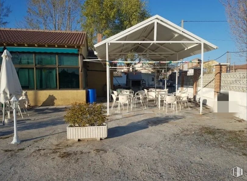 Retail for sale & for rent at Calle Nicanora Agüero, s/n, Velayos, Ávila, 05292 with window, flowerpot, sky, plant, shade, land lot, tree, landscape, roof and table around