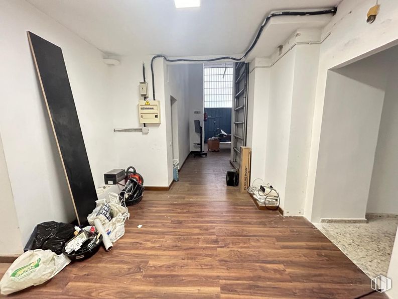 Retail for rent at Avenida Emperatriz Isabel, Carabanchel, Madrid, 28019 with wood, building, interior design, flooring, fixture, floor, door, hall, laminate flooring and hardwood around