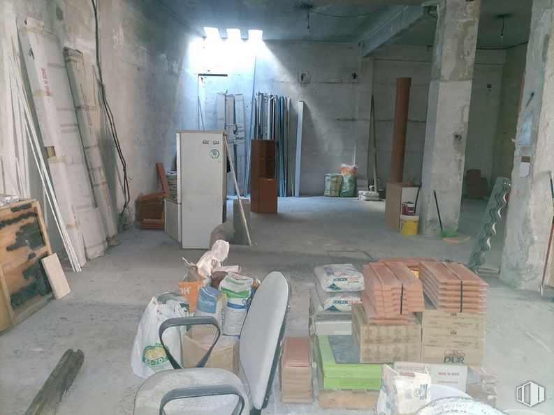 Industrial for rent at Calle Alcaudón, Carabanchel, Madrid, 28019 with chair, packaged goods, flooring, wood, engineering, ceiling, ladder, door, room and building around