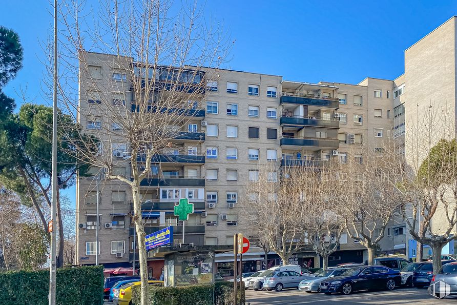 Local en venta en Calle Sierra de Alcubierre, 12, Alcorcón, Madrid, 28923 con coche, edificio, cielo, durante el día, rueda, ventana, vehículo, planta, árbol y diseño urbano alrededor