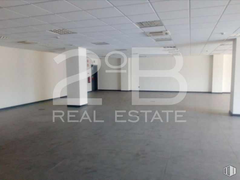 Office for sale at Rivas Centro, Plaza Constitución, 2, Rivas-Vaciamadrid, Madrid, 28529 with fixture, floor, flooring, automotive design, material property, font, space, composite material, ceiling and concrete around