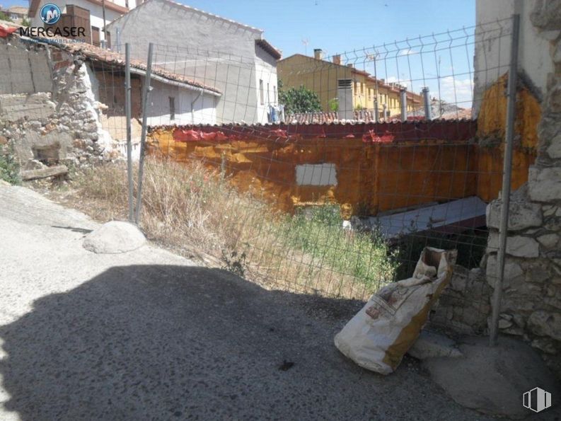 Land for sale at Calle Cristobal Pérez Pastor, Horche, Guadalajara, 19140 with luggage & bags, building, sky, plant, road surface, land lot, asphalt, window, slope and residential area around