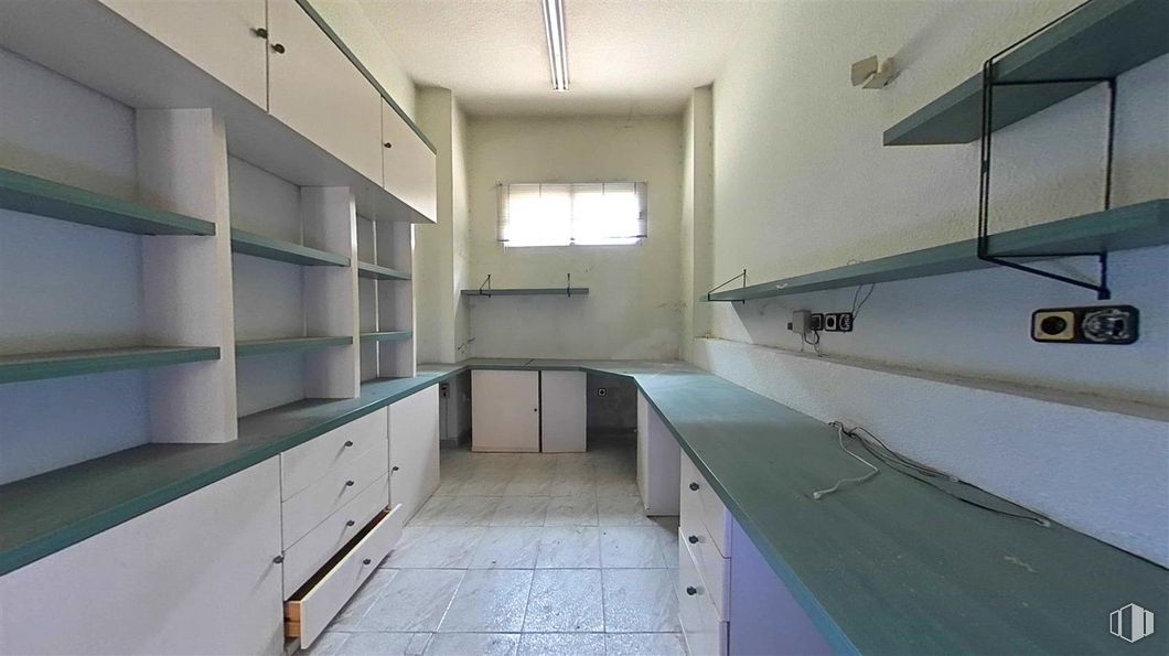 Local en venta en Travesía Colombia, Toledo, 45004 con ventana, encimera, alacena, ebanistería, accesorio, interiorismo, edificio, madera, suelos y suelo alrededor