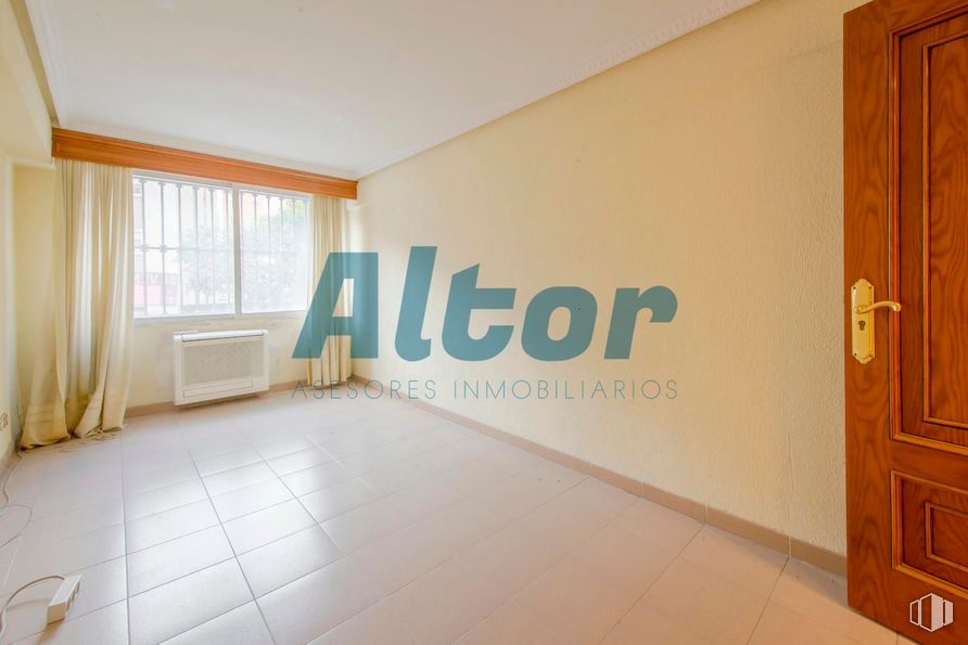 Local en venta en Calle de Alejandro Rodríguez, Tetuán, Madrid, 28039 con puerta, suelos, suelo, apartamento, techo, habitación, suelo de baldosas, suelos de madera, tinte para madera y madera dura alrededor