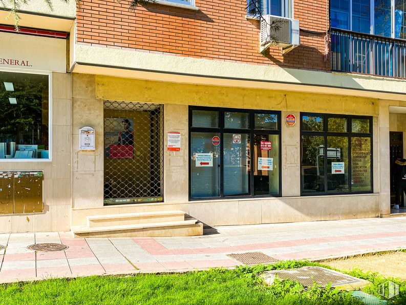 Retail for sale at Carretera Mejorada, San Fernando de Henares, Madrid, 28830 with window, building, plant, property, fixture, door, neighbourhood, shade, residential area and facade around