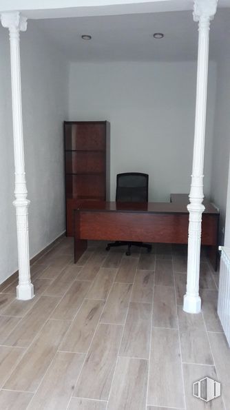 Oficina en alquiler en Calle Fuencarral, 82, Centro, Madrid, 28004 con mesa, mueble, madera, rectángulo, piso, tinte para madera, suelo, madera dura, exterior automotriz y estantería alrededor