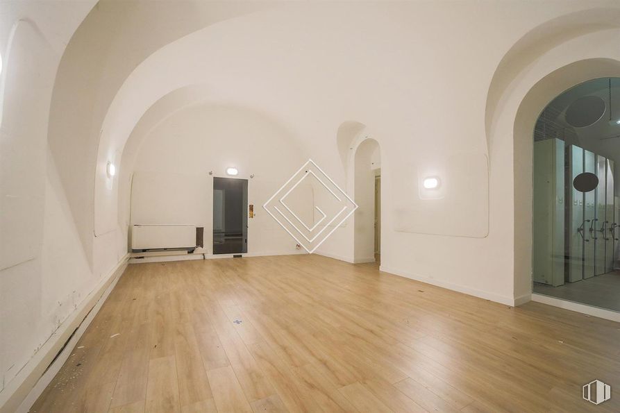 Oficina en alquiler en Zona Ópera , Centro, Madrid, 28013 con edificio, hall, madera, interiorismo, casa, puerta, suelo, tinte para madera, suelos y beige alrededor