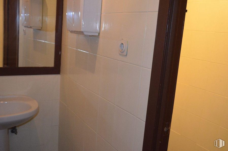 Retail for rent at Zona Centro, Las Rozas de Madrid, Madrid, 28230 with sink, mirror, property, tap, fixture, plumbing fixture, wood, architecture, floor and bathroom sink around