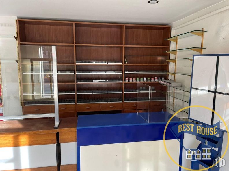 Local en alquiler en Paseo San Antonio, Cuenca, 16003 con estantería, mueble, ebanistería, edificio, estantería, madera, interiorismo, estante, suelos y suelo alrededor