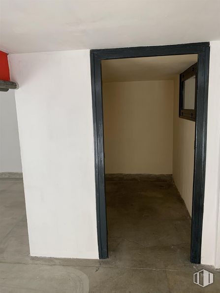 Retail for sale & for rent at Calle Enrique Larreta, 1, Ávila, 05001 with mirror, fixture, wood, automotive exterior, floor, rectangle, composite material, flooring, gas and paint around