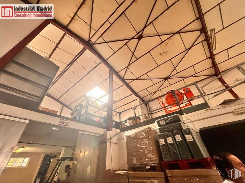 Industrial for sale at Polígono Industrial El Cañal, Arganda del Rey, Madrid, 28500 with person, interior design, wood, tints and shades, beam, ceiling, glass, space, building and metal around