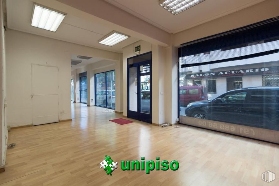 Retail for rent at Avenida Fuenlabrada, Leganés, Madrid, 28912 with lighting, light fixture, car, door, automotive parking light, building, property, vehicle, window and tire around