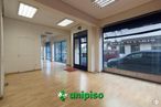 Retail for rent at Avenida Fuenlabrada, Leganés, Madrid, 28912 with lighting, light fixture, car, door, automotive parking light, building, property, vehicle, window and tire around