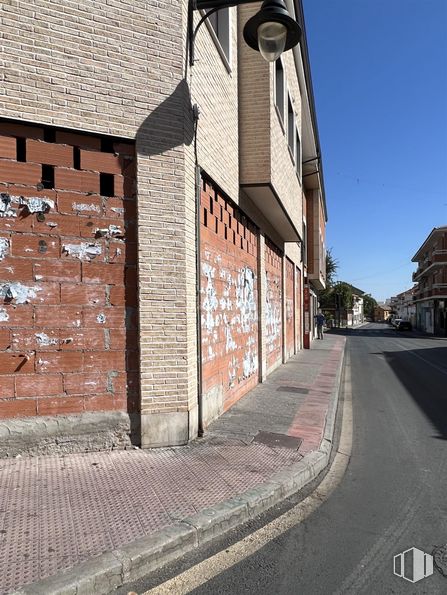 Local en alquiler en Calle Luna, Ciempozuelos, Madrid, 28350 con edificio, superficie de la carretera, asfalto, albañilería, madera, ladrillo, ventana, pared, barrio y zona residencial alrededor