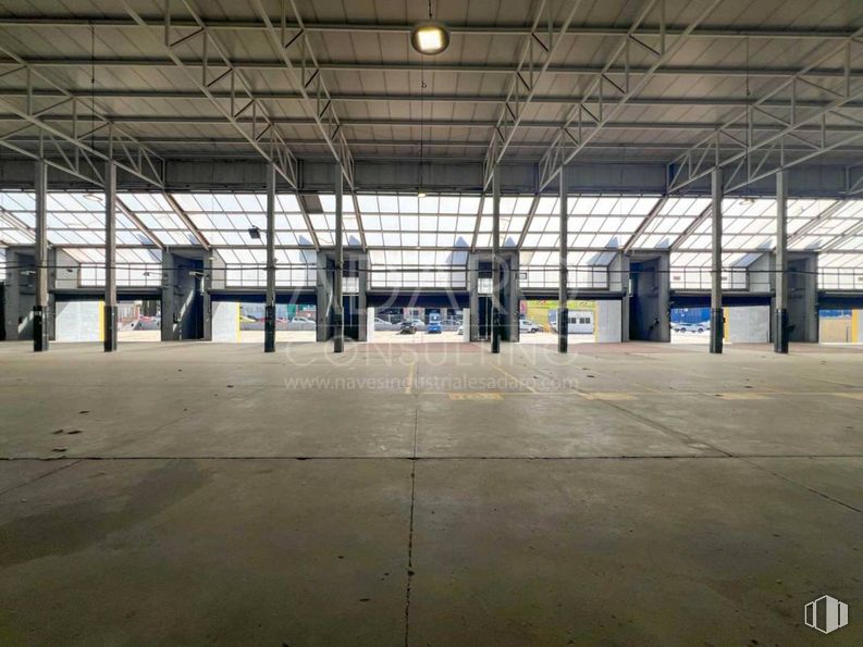 Industrial for rent at Calle Gamonal, Villa de Vallecas, Madrid, 28031 with field house, building, parking, flooring, parking lot, hall, city, metal, ceiling and sports around