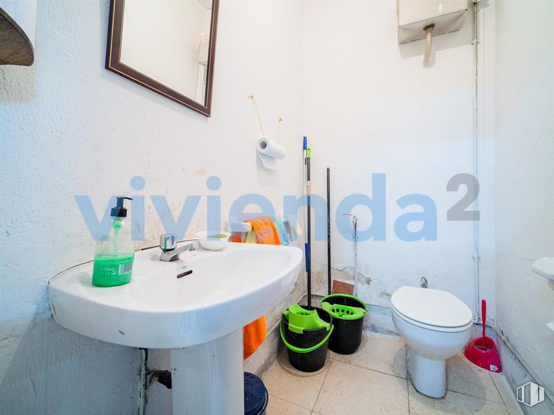 Local en venta en Calle Ferraz, Moncloa - Aravaca, Madrid, 28008 con inodoro, fregadero, botella, marco, propiedad, grifo, accesorios de fontanería, morado, cuarto de baño y planta alrededor