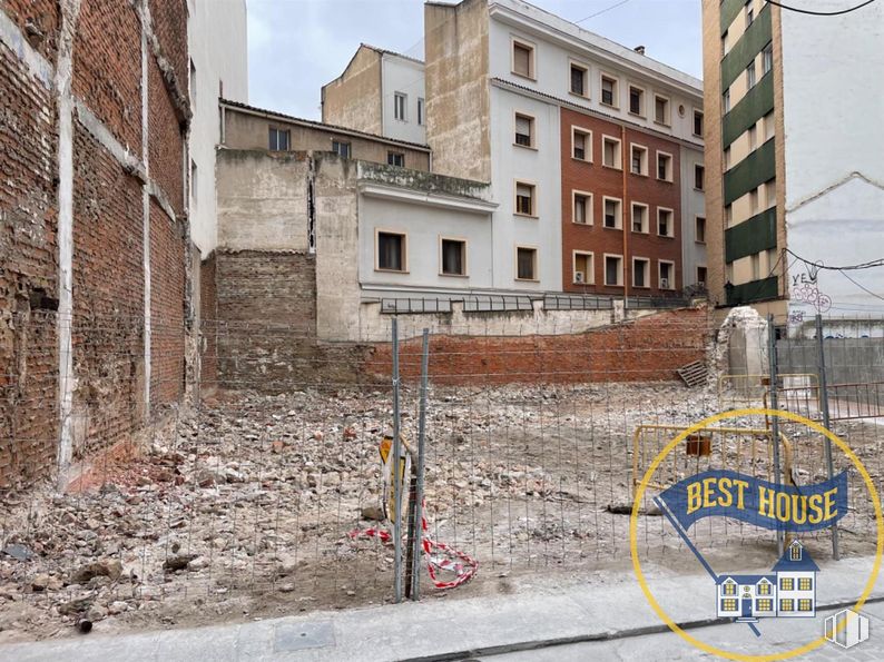 Land for sale at Zona centro, Cuenca, 16001 with building, window, road surface, land lot, brick, sky, brickwork, urban design, neighbourhood and residential area around