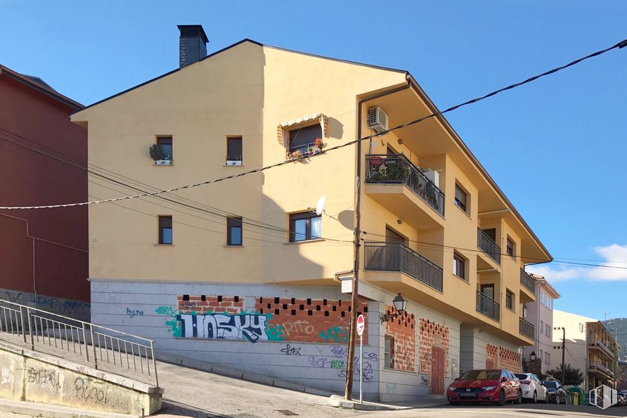 Retail for sale at Calle Fernando VI, 10, El Escorial, Madrid, 28280 with car, building, sky, window, cloud, urban design, house, neighbourhood, residential area and plant around