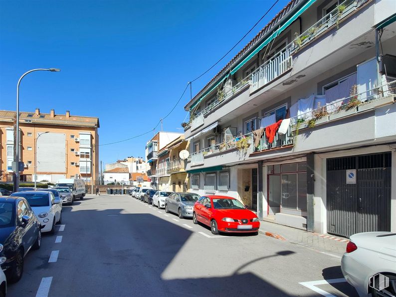 Local en venta en Calle Saturno, Barajas, Madrid, 28042 con coche, edificio, rueda, vehículo terrestre, neumático, vehículo, cielo, luz de la calle, ventana y infraestructura alrededor