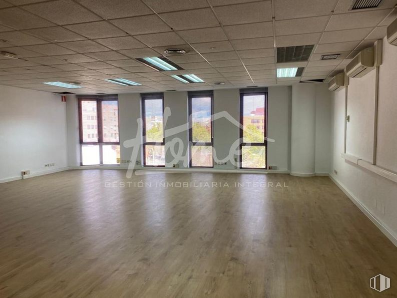 Oficina en alquiler en Zona Simancas, San Blas - Canillejas, Madrid, 28037 con ventana, accesorio, hall, suelo, suelos, edificio, madera, techo, madera dura y evento alrededor