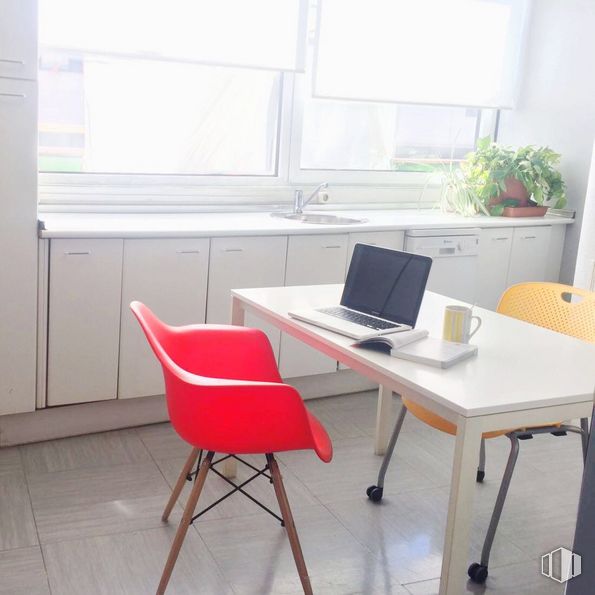 Office for rent at Calle Embajadores, 187, Arganzuela, Madrid, 28045 with chair, laptop, table, furniture, computer, property, plant, window, computer desk and building around