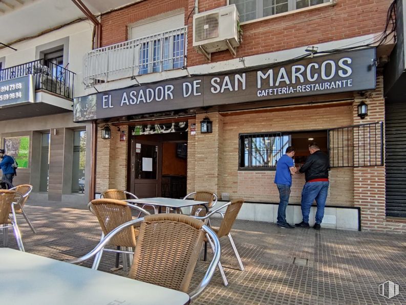 Retail for sale at Avenida Doctor Manuel Jarabo, 52, San Martín de la Vega, Madrid, 28330 with person, jeans, building, window, property, furniture, table, chair, wood and leisure around