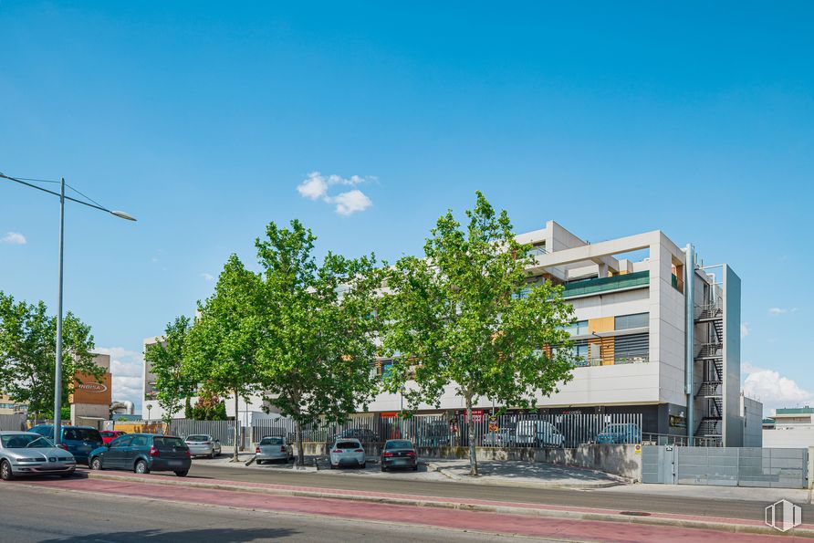 Oficina en venta en Avenida Industria, Tres Cantos, Madrid, 28760 con coche, edificio, cielo, nube, rueda, árbol, luz de la calle, superficie de la carretera, asfalto y vehículo alrededor