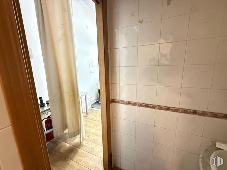 Retail for sale at Calle Radio, Carabanchel, Madrid, 28019 with flooring, floor, tile, tile flooring, wood stain, hardwood, plumbing fixture, plumbing, wood flooring and plywood around