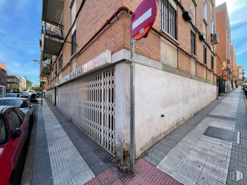 Local en venta en Calle Hernán Cortés, 12, Majadahonda, Madrid, 28220 con coche, edificio, ventana, vehículo, cielo, asfalto, superficie de la carretera, iluminación automotriz, acera y ladrillo alrededor