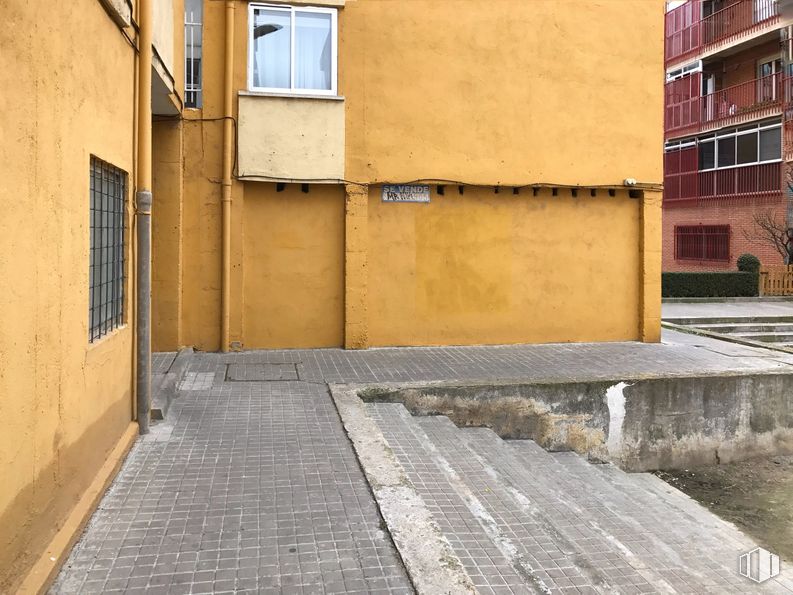 Retail for sale & for rent at Calle Virgen de las Angustias, 39, Ávila, 05005 with window, building, road surface, wood, asphalt, flooring, wall, city, road and tints and shades around