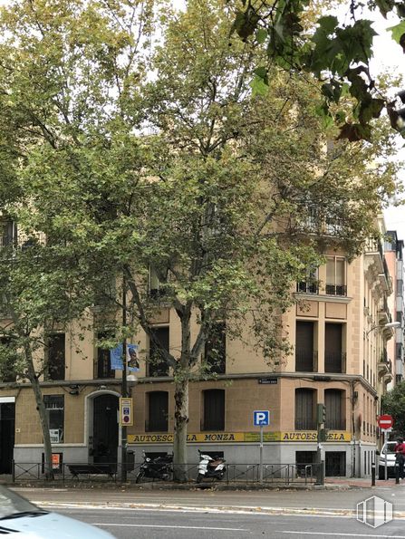 Local en venta en Calle Francisco Silvela, 66, Salamanca, Madrid, 28028 con edificio, ventana, superficie de la carretera, vehículo, árbol, diseño urbano, rueda, vehículo de motor, barrio y coche alrededor