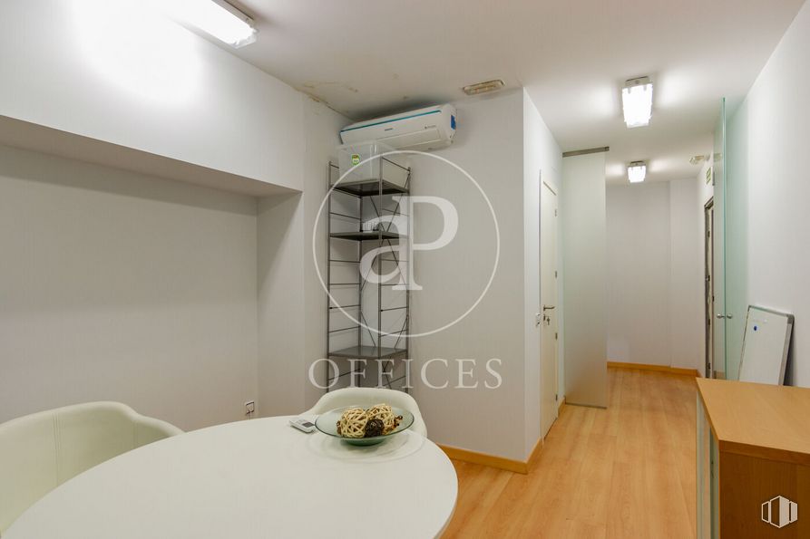 Oficina en venta en Calle Margaritas, Tetuán, Madrid, 28039 con mesa, vajilla, ebanistería, edificio, propiedad, mueble, madera, alumbrado, puerta y interiorismo alrededor