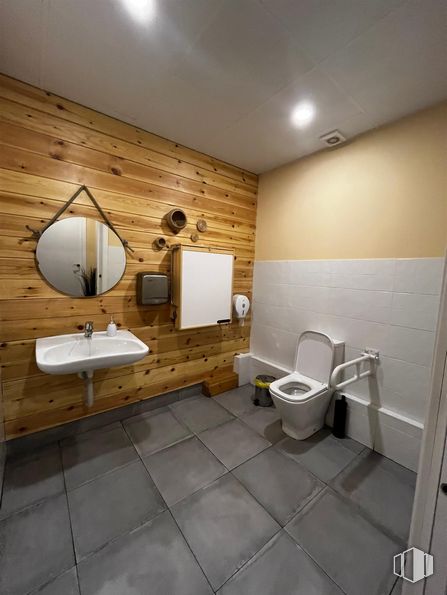 Retail for sale & for rent at Calle Laurel, Fuenlabrada, Madrid, 28942 with toilet, sink, mirror, flooring, wall, floor, wood, toilet seat, plumbing fixture and interior design around